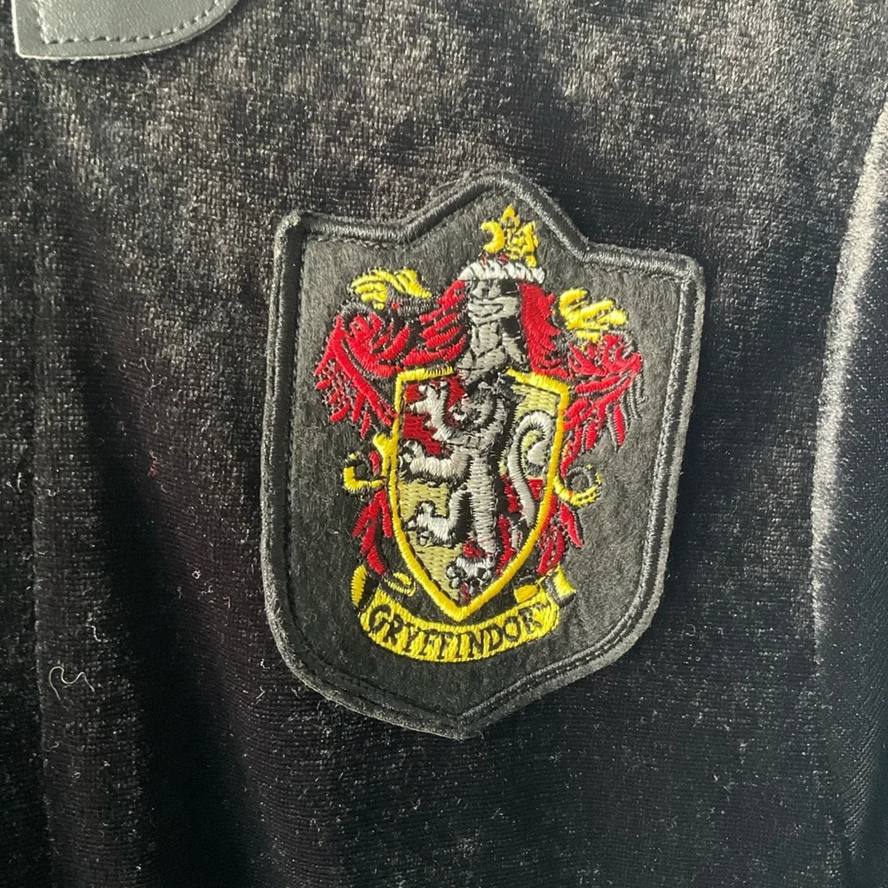 Kids Large (10-12) Black Hogwarts Crest Hooded Cloak - Picture 4 of 9